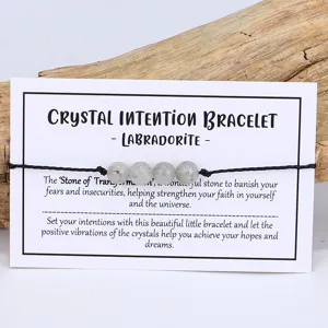 Detailaufnahme eines handgefertigten Labradorit-Kristall-Armbands auf Geschenkkarte.
