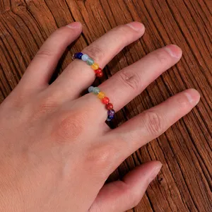 Detailansicht von handgefertigten 4mm bunten Natursteinperlen elastischen Yoga Ringen