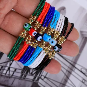 Vista detallada de pulseras turcas de ojo turco con cuentas de colores apilables