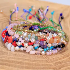 Vista detallada de pulseras de perlas tejidas a mano con cristales y piedras de colores