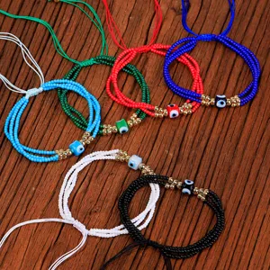 Vista detallada de las pulseras de cuentas Evil Eye hechas a mano con cordones ajustables
