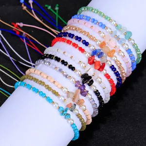 Primer plano de pulseras artesanales coloridas con perlas, cristales y virutas de piedra.