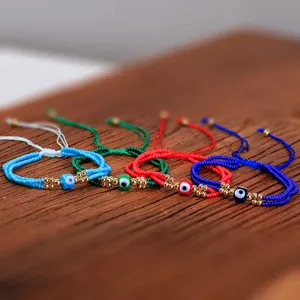 Detalle de pulseras turcas Evil Eye de cuentas de colores sobre superficie de madera