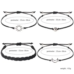 Detailansicht verstellbarer handgewebter Wachskordelarmbänder mit Sonnen- und Mondanhängern.