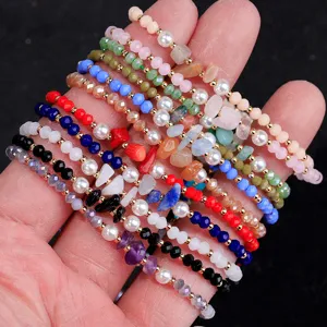 Pulsera de perlas artesanal con cristales de colores y fragmentos de piedra.