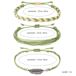Set mit drei grünen handgefertigten gewebten Wachsfadenarmbändern mit Blattanhänger