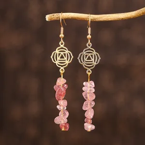 Boucles d'oreilles pendantes faites main avec pierres de cristal rose sur une branche