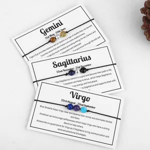 Detail van handgemaakte 12 sterrenbeelden armbanden met gefacetteerde stenen op kaarten