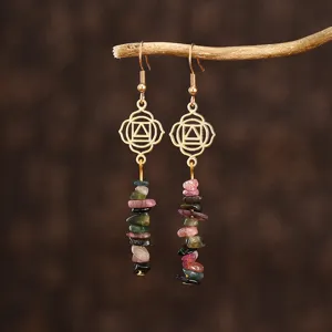 Vue détaillée des boucles d'oreilles de yoga avec des éclats de cristaux naturels colorés.
