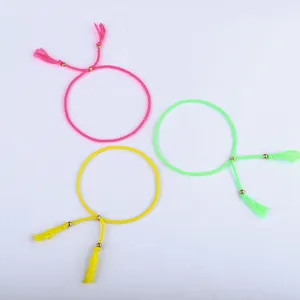 Dreiteilige neonfarbene geflochtene Baumwollarmbänder mit Kupferperlen und Quasten