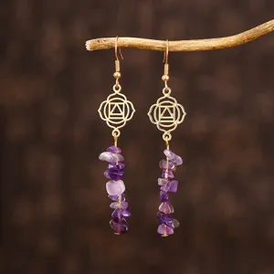 Boucles d'oreilles pendantes en améthyste fait main avec breloque mandala yoga dorée.