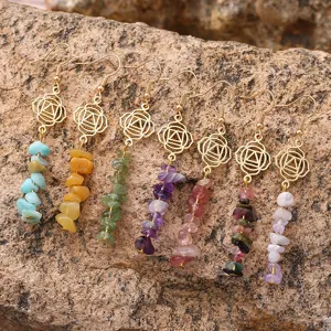 Boucles d'oreilles chakra faites main avec éclats de cristaux naturels de diverses couleurs