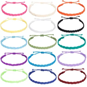 Detailansicht von 15 farbenfrohen geflochtenen Wachsfaden-Armbändern in lebendigen Tönen
