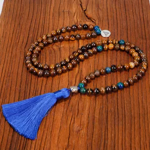 Détail du collier Mala 108 perles oeil de tigre avec pompon bleu et tête de bouddha