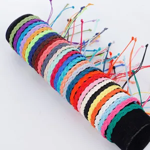 Detailansicht farbenfroher handgefertigter geflochtener Wachskordel-Armbänder im Boho-Stil