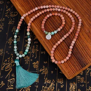 Vue détaillée du collier MALA 108 perles en bois fait main avec pompon turquoise