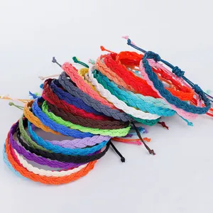 Detailansicht farbenfroher, handgeflochtener, wasserfester Wachskordelarmbänder für Strandstil