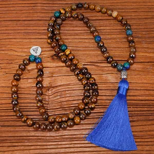 Détail exquis du collier mala 108 œil de tigre avec tête de bouddha et pompon bleu