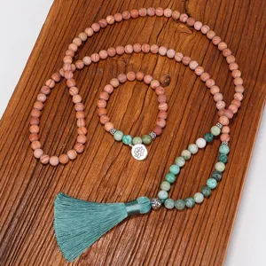 Détail du collier de yoga 108 perles Mala en bois et pierre avec pompon turquoise