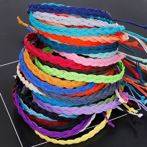 Nahaufnahme von bunten, handgefertigten, wasserfesten Wachsfaden-Armbändern im Boho-Stil