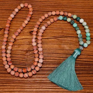 Détail de 108 perles de prière Mala avec pierres veinées de bois et gland bleu sarcelle