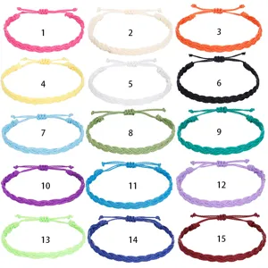 Set mit 15 bunten handgefertigten wasserfesten Boho-Strandarmbändern aus Wachsfaden