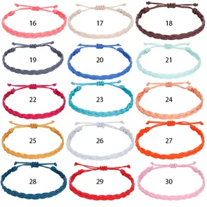 Auswahl an handgefertigten geflochtenen Armbändern in verschiedenen Farben für den Boho-Look