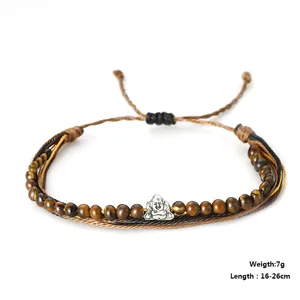 Detailansicht eines handgewebten Tigeraugen-Armbands mit Buddha-Anhänger