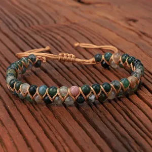 Dettaglio di bracciale intrecciato a mano a doppio strato con perle di agata indiana