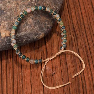 Dettaglio del bracciale in pietre di agata indiana intrecciato a mano con cordino