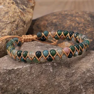 Dettaglio del bracciale fatto a mano in agata indiana intrecciata a due strati