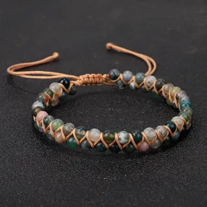 Dettaglio di bracciale artigianale in agata indiana con chiusura a coulisse regolabile.