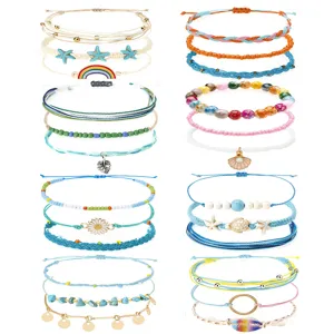 Detailansicht von böhmischen geflochtenen Wachsfaden-Armbandsets mit Meeresanhängern.