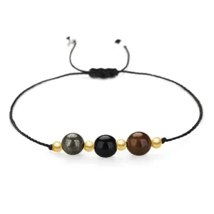 Nahaufnahme eines handgewebten Armbands mit Tigerauge, Onyx und Hämatitsteinen