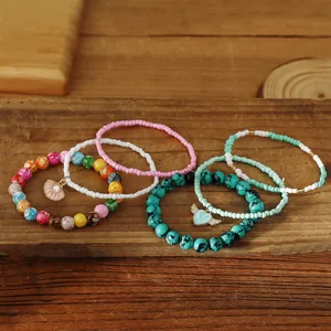 Detailansicht von böhmischen bunten Perlenarmbändern mit Muschel- und Herzanhängern