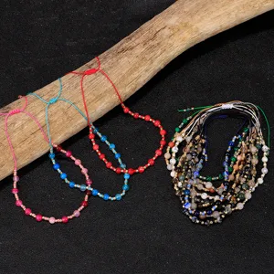 Nahaufnahme handgewebter Armbänder mit bunten 2mm Glasperlen und Natursteinen