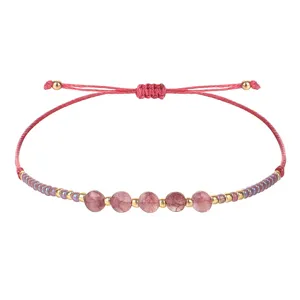 Dettaglio di braccialetto intrecciato a mano con pietre rosa sfaccettate e perline 2mm