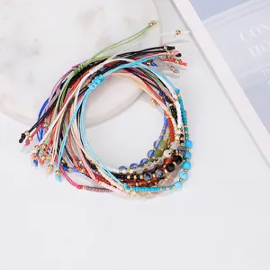 Dettaglio macro di braccialetti fatti a mano con perline da 2mm e pietre colorate