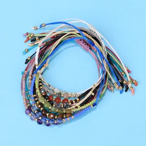 Dettaglio ravvicinato di bracciali con perline 2mm e pietre naturali sfaccettate.