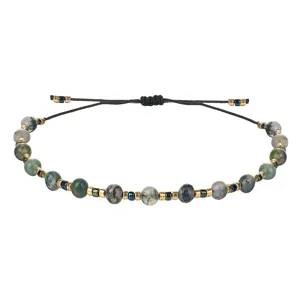Detaillierte Makroansicht des handgewebten Steinarmbands mit Moosachat und Malachit
