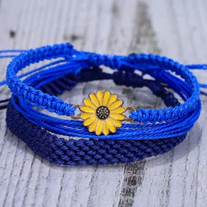 Primer plano de pulseras bohemias de hilo de cera trenzado a mano con girasol amarillo