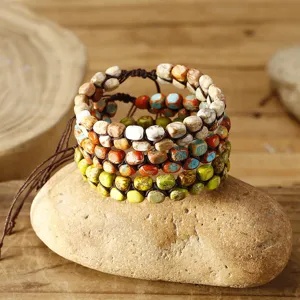 Gros plan de perles de jaspe impérial sur un ensemble de bracelets tressés main