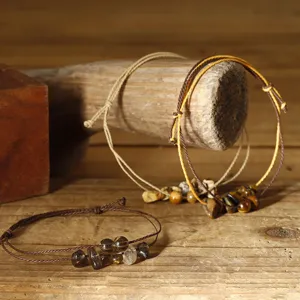 Detailansicht handgefertigter Steinperlenarmbänder mit verschiedenen Natursteinen.