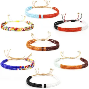 Colección de pulseras bohemias de cuentas hechas a mano con cordones ajustables.