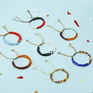 Pulseras bohemias de cuentas de semillas hechas a mano en varios patrones de colores vivos
