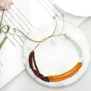 Primer plano de pulsera bohemia hecha a mano con múltiples capas de cuentas