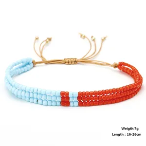 Detalle de pulsera boho de cuentas multicapa hecha a mano con cordón ajustable.
