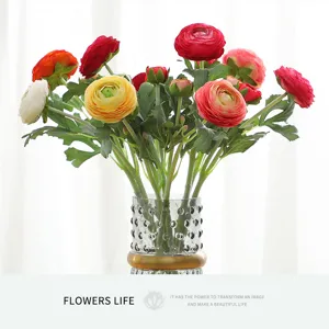 Bouquet de renoncules artificielles avec vase en verre pour décoration de salon et accessoires photo.