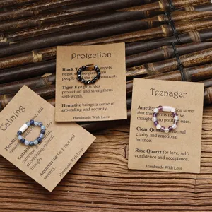 Set aus drei handgefertigten elastischen Natursteinringen auf Kraft-Displaykarten