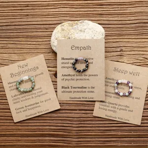 Handgefertigte Steinperlen-Ringe mit Amethyst auf Heilungskarten für Entspannung